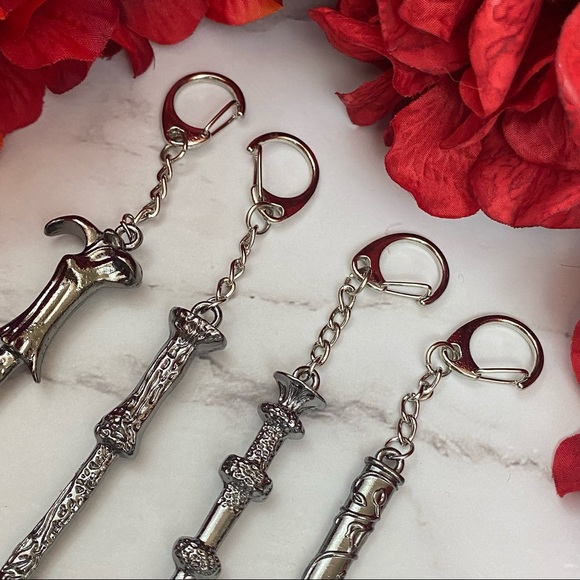 Harry Potter Hogwarts Magic Wand Keychain Charm - Picture 4 of 16